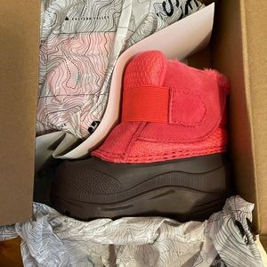 North Face Kids Snow boots size 4 /pink